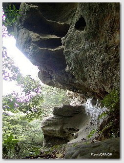 双石山（ぼろいし山）-針ノ耳神社上の岩（天狗岩）４　右側より
