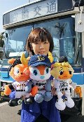 「三球(サンキュー)シャトル」をPRする宮崎市職員 「三球(サンキュー)シャトル」をPRする宮崎市職員
