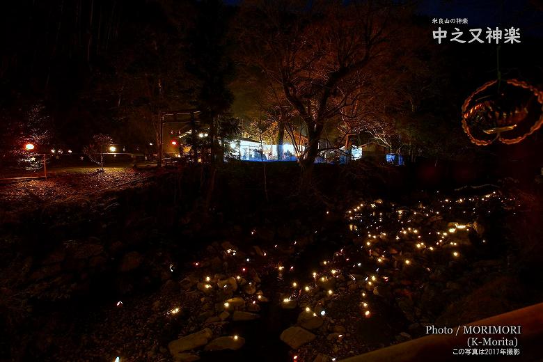 境内横の川原には手作りの灯篭も飾られる