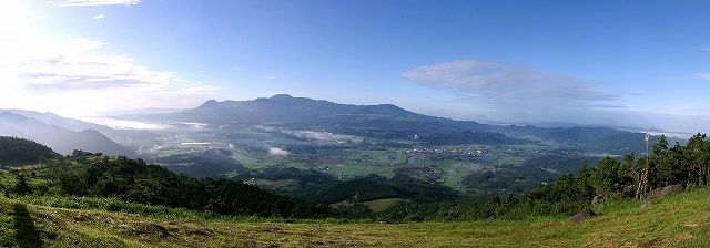 人吉側（矢岳高原）から見た霧島連山　加久藤カルデラ