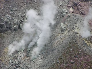 高千穂峰登山　御鉢　活火山で蒸気があがっている。