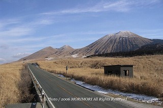 阿蘇山周遊と道路より見た杵島岳（右）　住生岳（左）（米塚周辺で撮影）