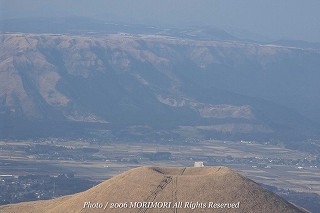 阿蘇山　米塚と阿蘇山外輪山の写真　06