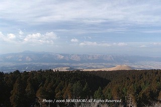 阿蘇山　米塚と外輪山の写真　０7