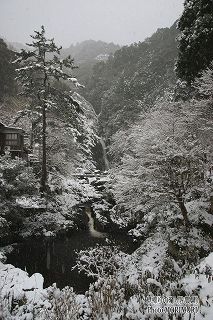 冬　積雪した見帰りの滝（見返りの滝）の写真　01
