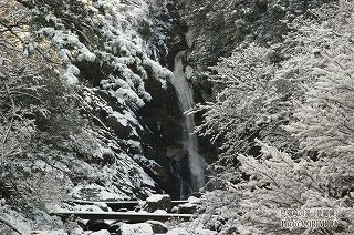 冬　積雪した見帰りの滝（見返りの滝）の写真　03