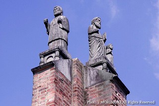 浦上天主堂　被爆時のもの　壁上の石像はザベリオと使徒