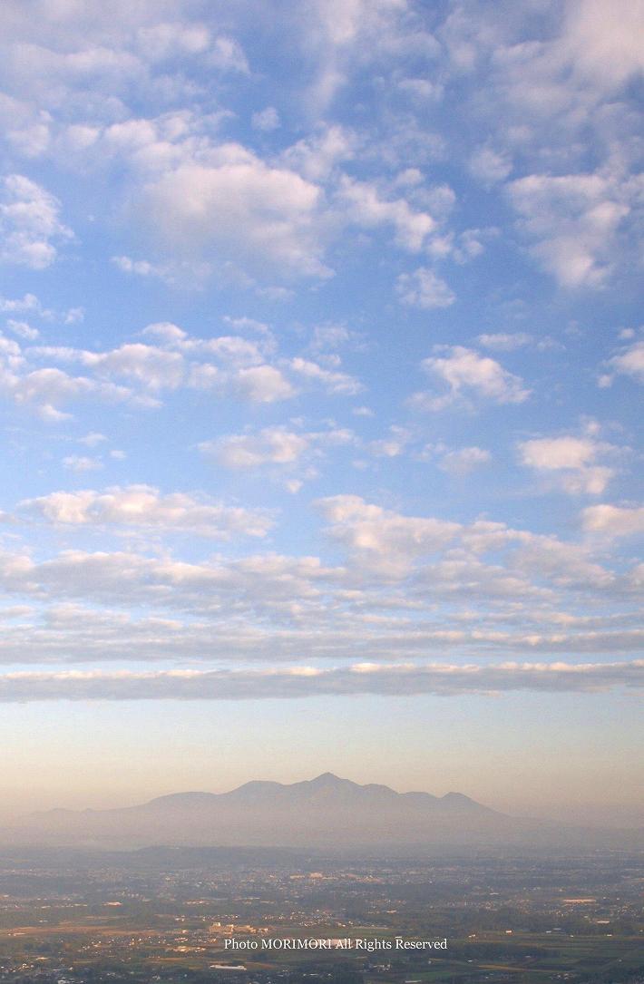 都城市　金御岳から見た霧島連山（中央が高千穂峰）