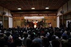 高千穂神楽（神楽保存館で毎夜行なわれる　披露神楽）