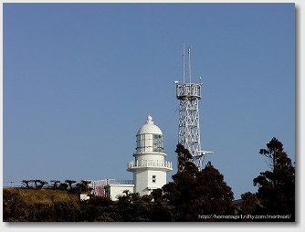 都井岬灯台と電波塔