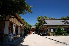 青島神社　参道　左に神話館　右に社務所など。