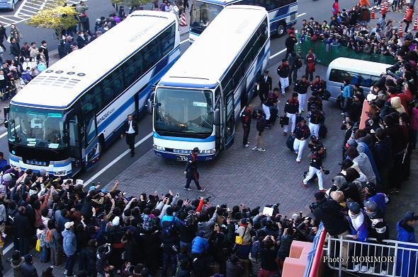 サンマリンスタジアム宮崎へ入る侍ジャパンメンバー サンマリンスタジアム宮崎へ入る侍ジャパンメンバー