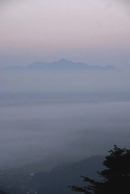 雲海に浮かぶ霧島連山
