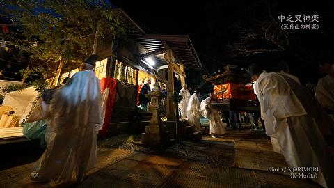 鎮守神社社殿での神事の後、神輿は舞殿へ　４Ｋサイズに拡大