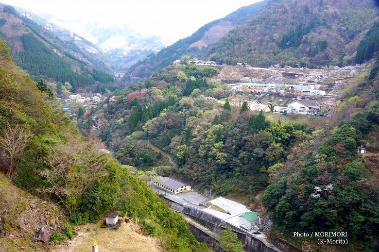 上椎葉ダム(ダム上の道路より撮影)