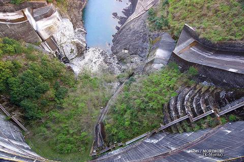 上椎葉ダム(ダム上の道路より撮影)