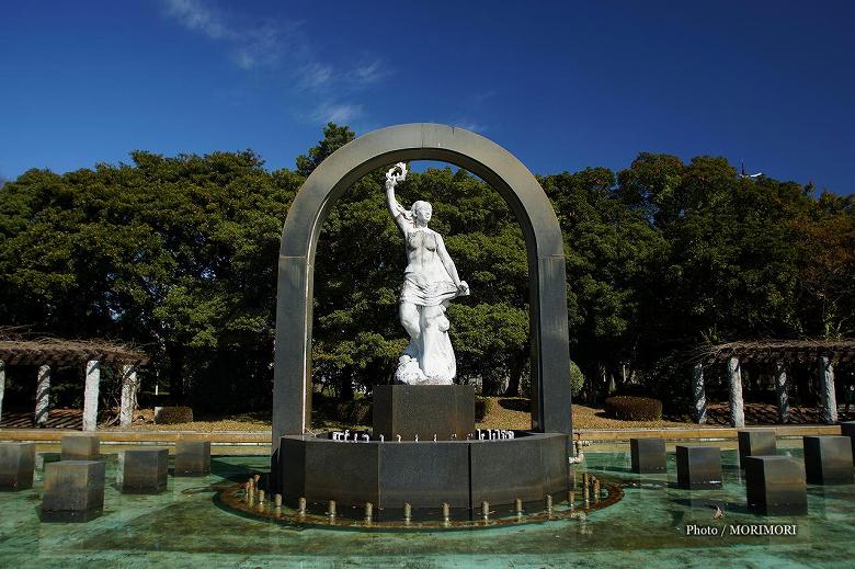 ■ 宮崎県総合運動公園内　岩戸びらき開運の像　天鈿女命像