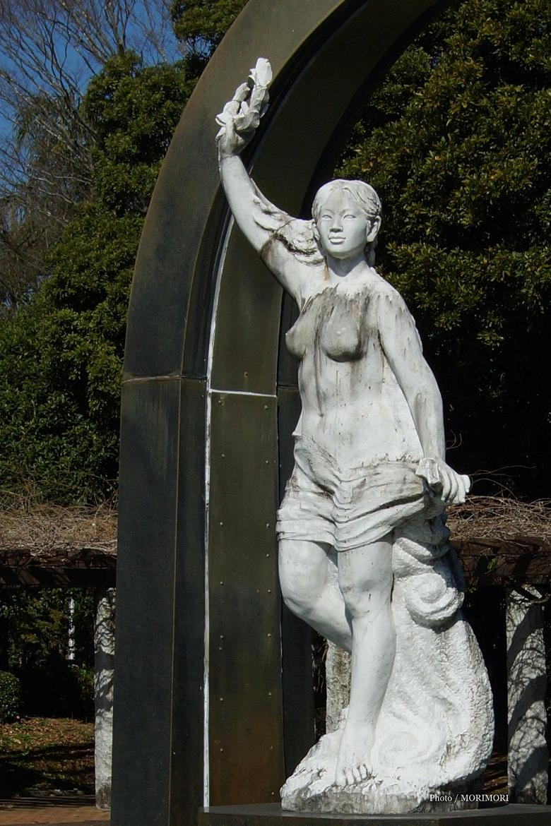 ■ 宮崎県総合運動公園内　岩戸びらき開運の像　天鈿女命像