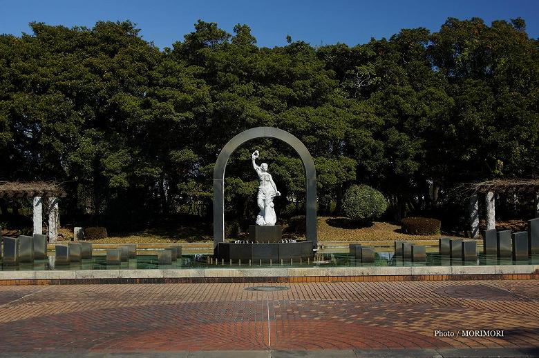 ■ 宮崎県総合運動公園内　岩戸びらき開運の像　天鈿女命