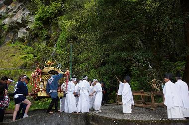 高千穂神社春季例大祭 お旅所での神事 御輿を入れる
