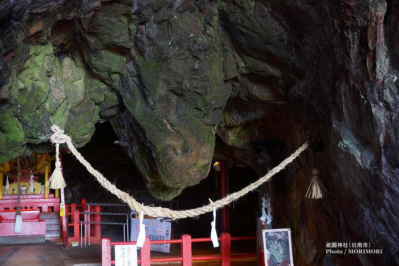 祇園神社洞窟上から下を向く龍神（八岐大蛇（ヤマタノオロチ）