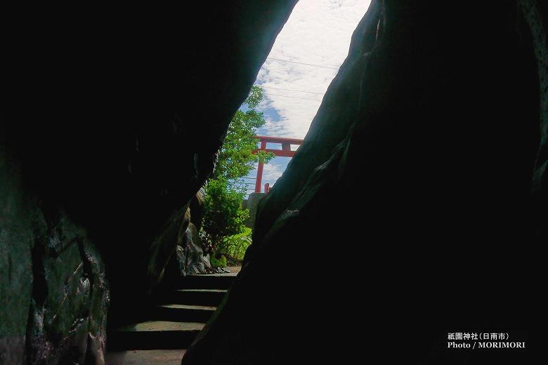 祇園神社　右側の参道出口
