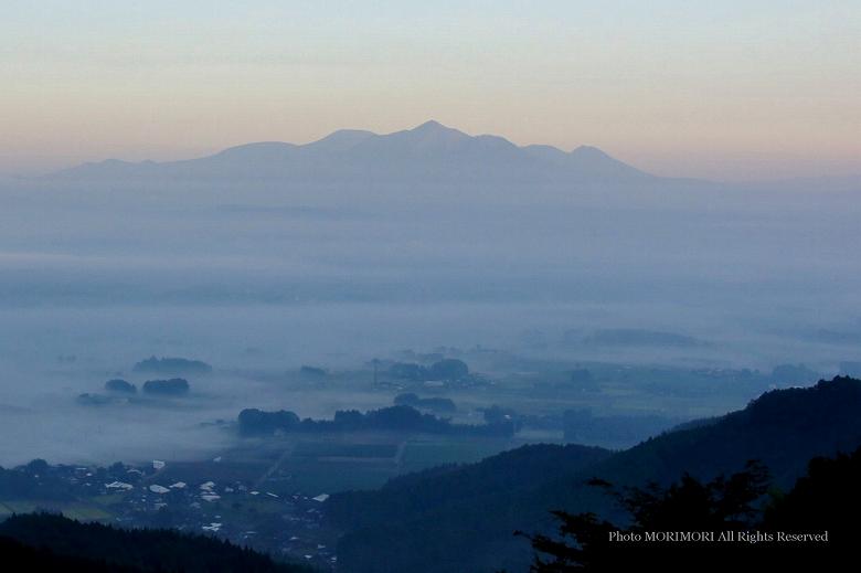 金御岳より見た朝の霧島連山