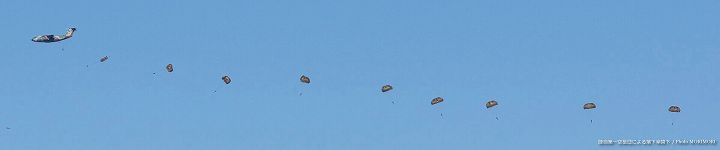 陸上自衛隊第一空挺団による落下傘降下