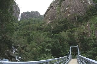 行縢の滝（むかばきの滝）　吊橋（滝見橋）