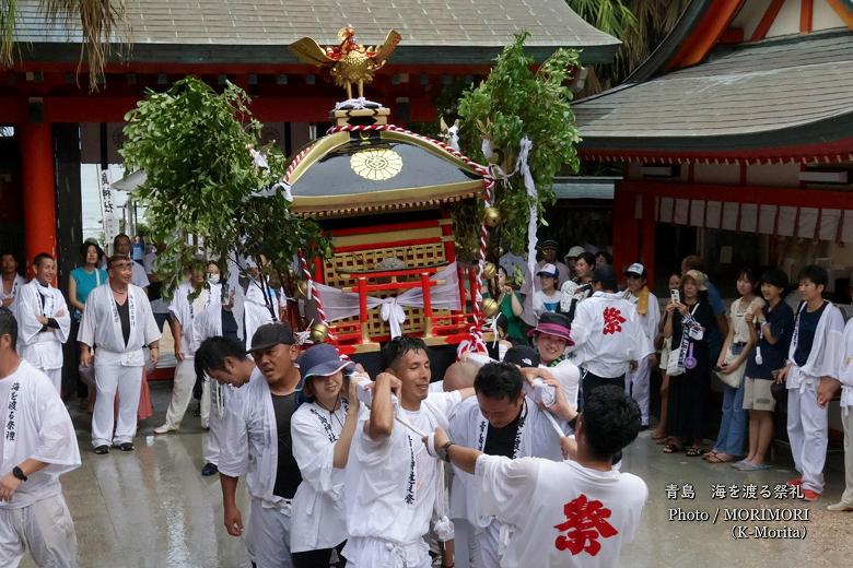 青島 海を渡る祭礼 青島神社境内（女性の方も参加）