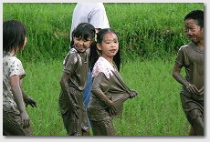 子供みこしを終え畦道を帰る子供たち　（拡大画像なし）　御田祭（宮崎県美郷町）　いい表情していたのですが・・拡大画像はありません。