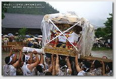 青年みこし　御田祭（宮崎県美郷町）