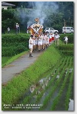 神幸行列 神輿　うしろがウナリさんでしょうね。　御田祭（宮崎県美郷町）