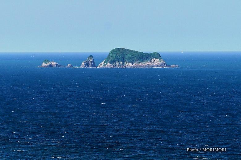 細島灯台から見た枇榔島（びろうじま）