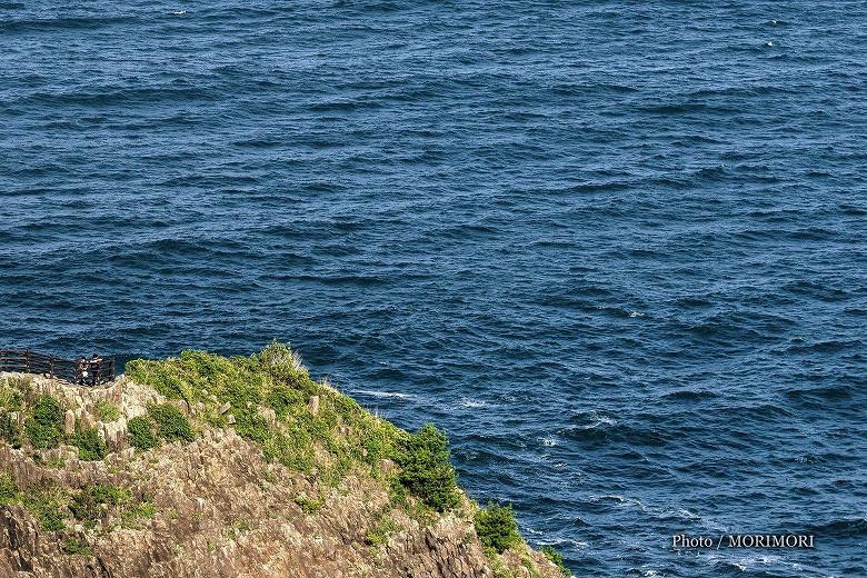 細島灯台から見た日向岬展望台先端