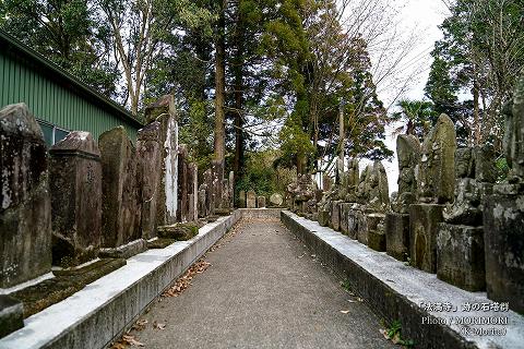 「法満寺」跡の石塔群