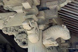 行縢神社拝殿　柱の彫刻