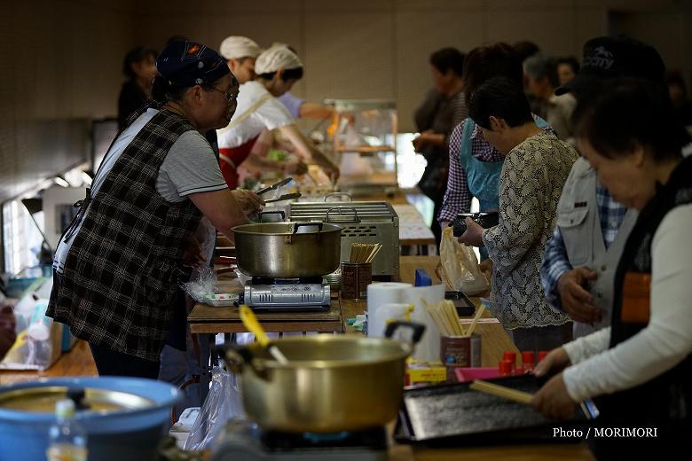 うどん・おでん・たこ焼・・地産品などの販売も