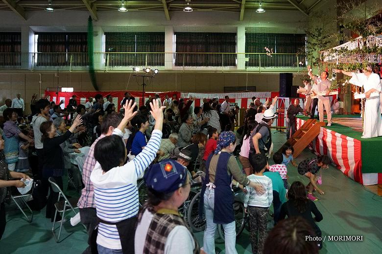 神楽終了後の餅まき