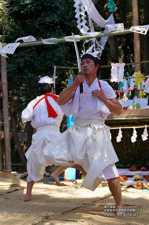 穂北神楽　二人剣（宮崎県総合博物館にて）