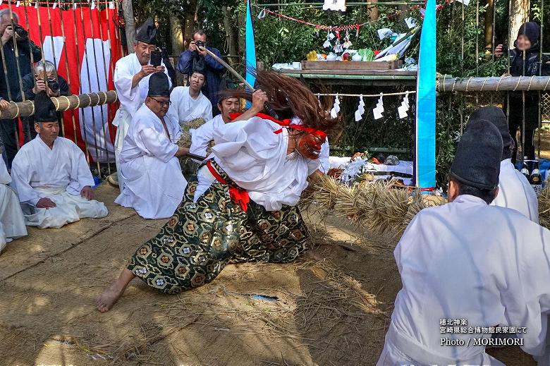 穂北神楽　綱切り（宮崎県総合博物館にて）