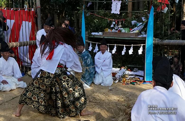 穂北神楽　綱切り（宮崎県総合博物館にて）