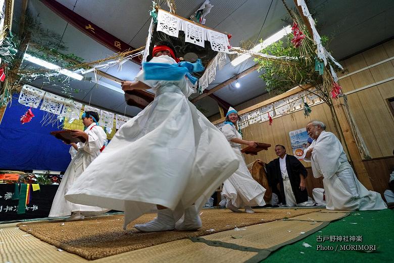 古戸野神社神楽　五穀成就（小学生の舞）