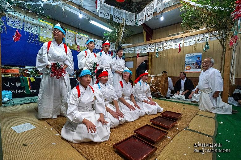 古戸野神社神楽　舞を終えて（小学生）