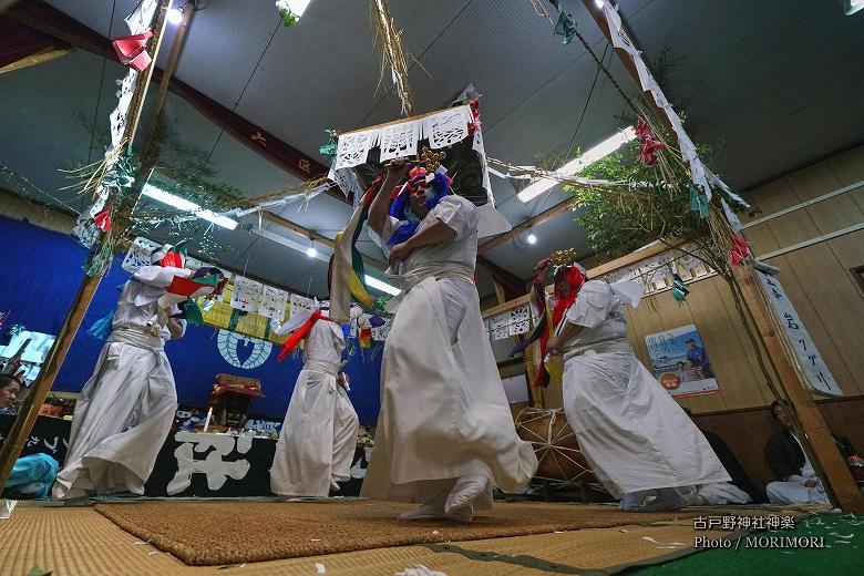 古戸野神社神楽岩　岩クグリ