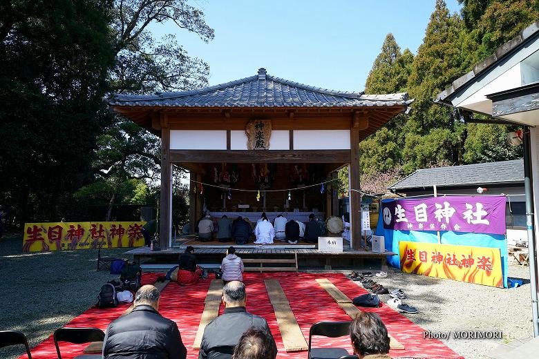 生目神社神楽　神楽殿での神事