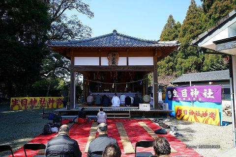 生目神社神楽　神楽殿での神事