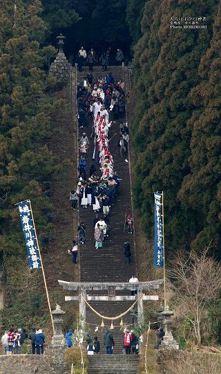 大人神楽　岩井川神社からの石段