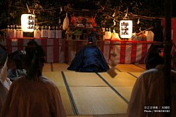 ■ 御輿を入れた神庭で神事 nakanomata_040.jpg