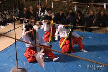 村角高屋神社神楽　三人剣　1002.jpg